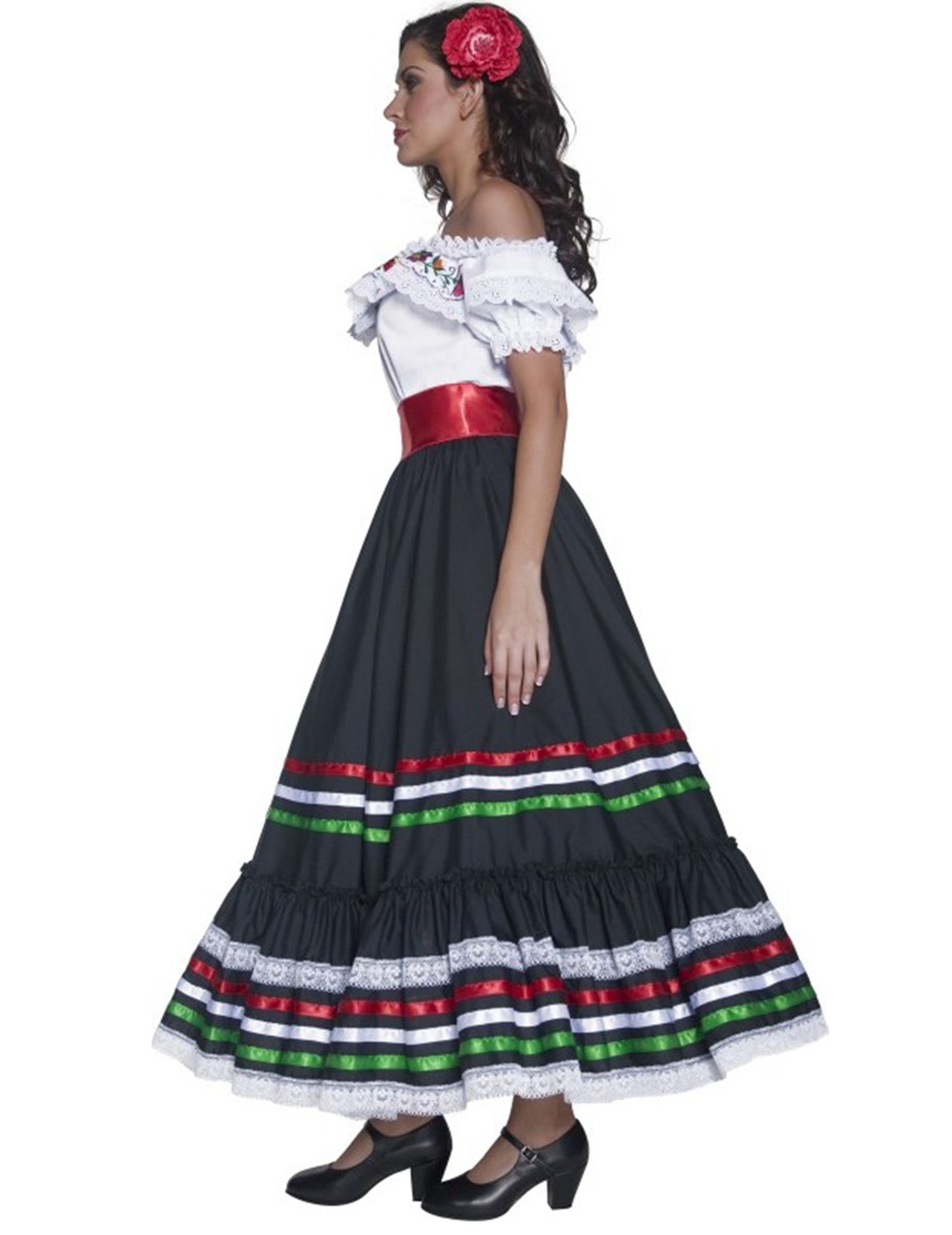 Femeie cu costum de dansatoare mexicană