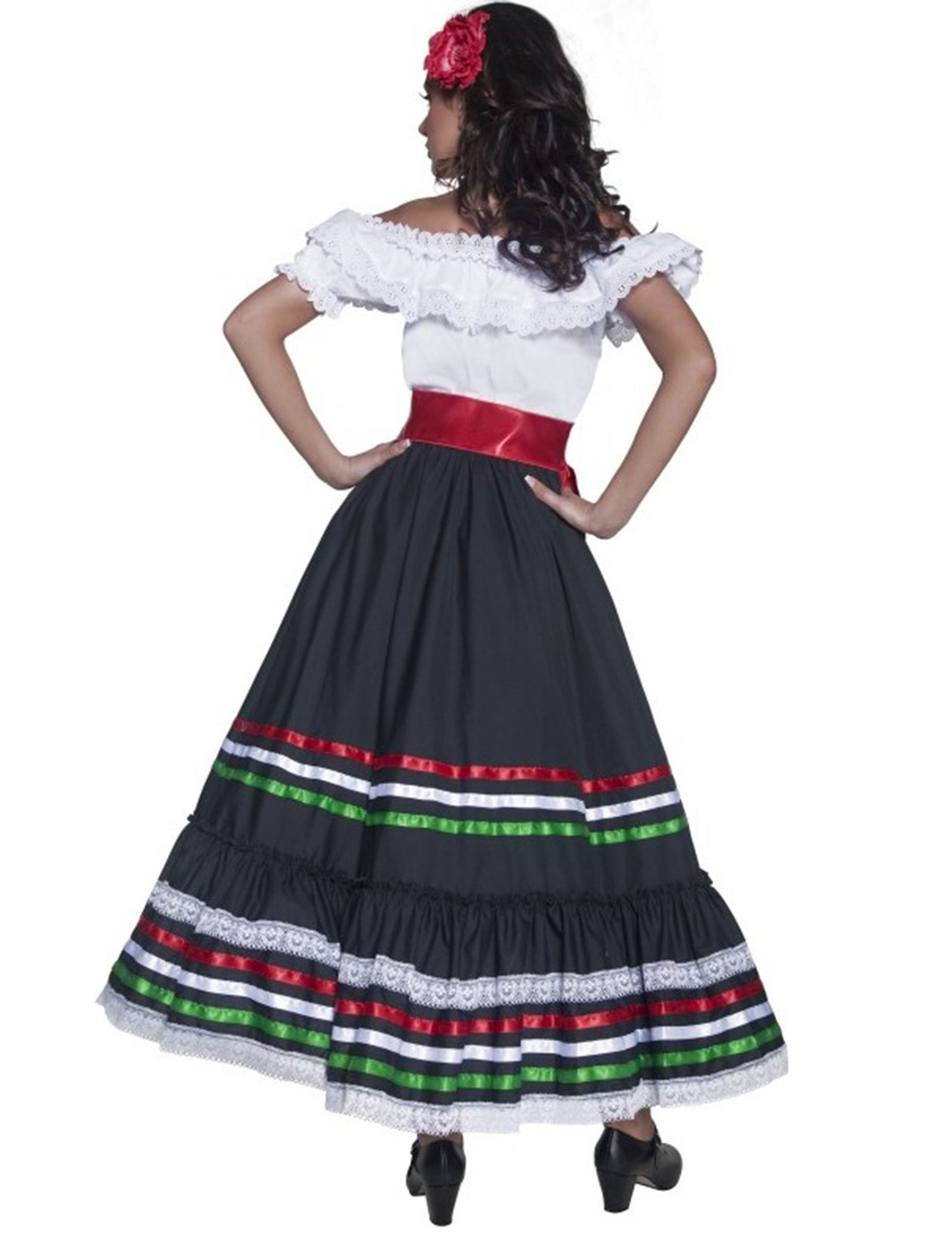 Femeie cu costum de dansatoare mexicană