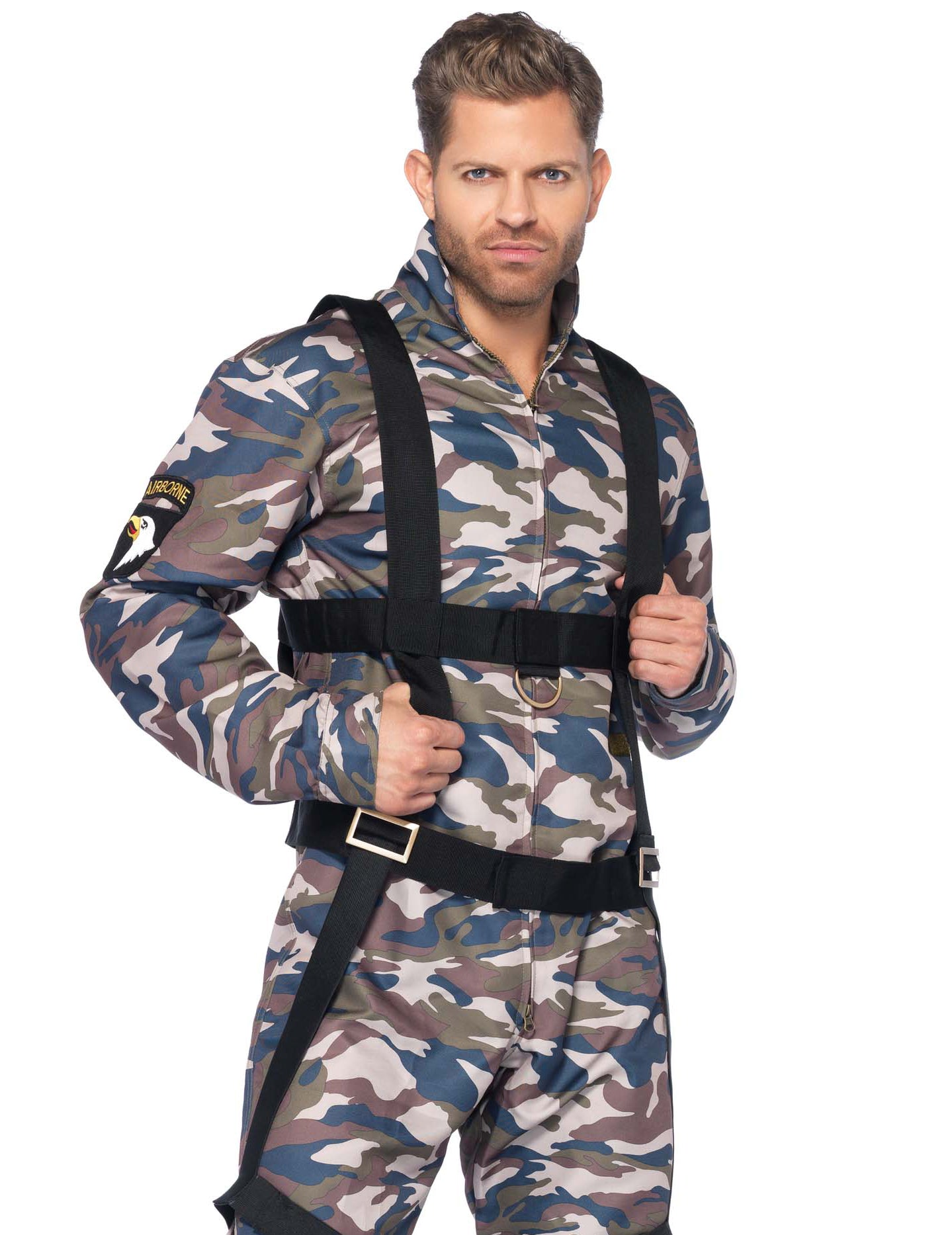 Costum militar verde și om bej